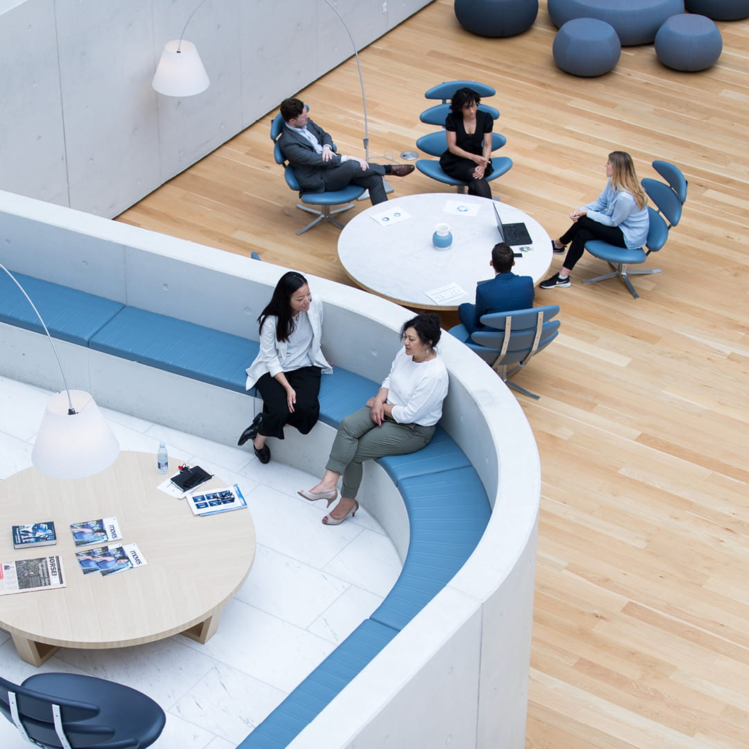 Mennesker sidder i DSV HQ i Hedehusene